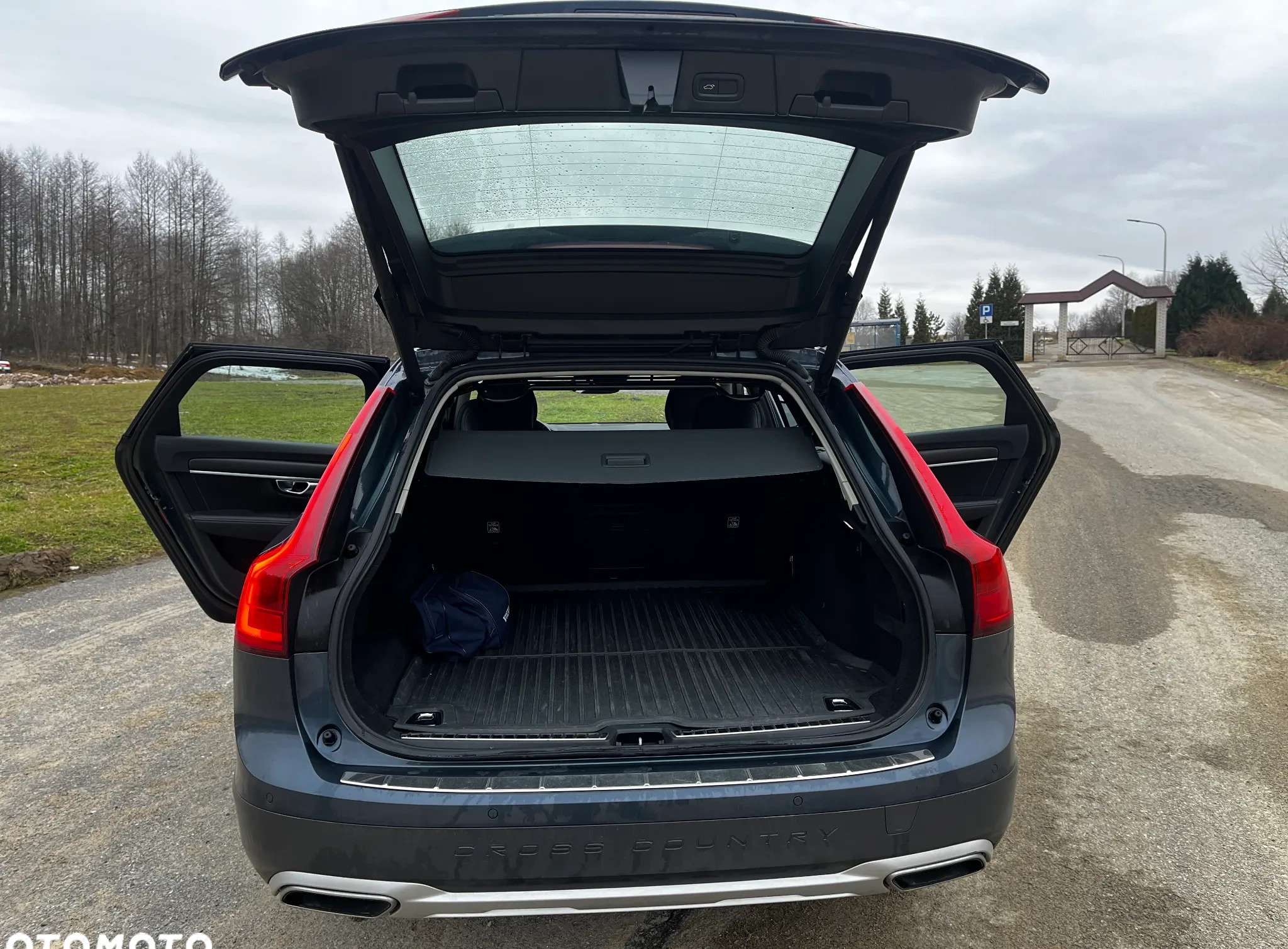 Volvo V90 Cross Country cena 129990 przebieg: 178000, rok produkcji 2019 z Sanok małe 232